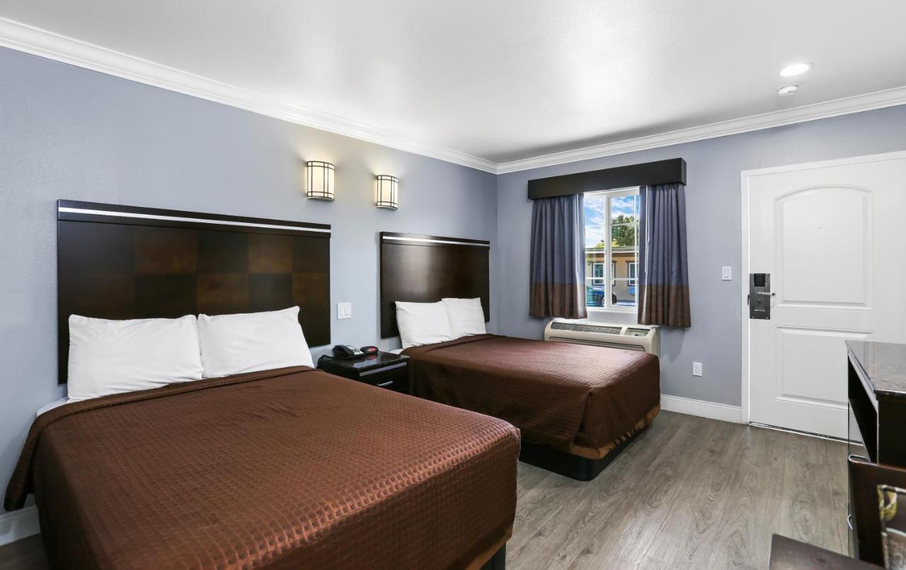 3rd Avenue 2* La Habra