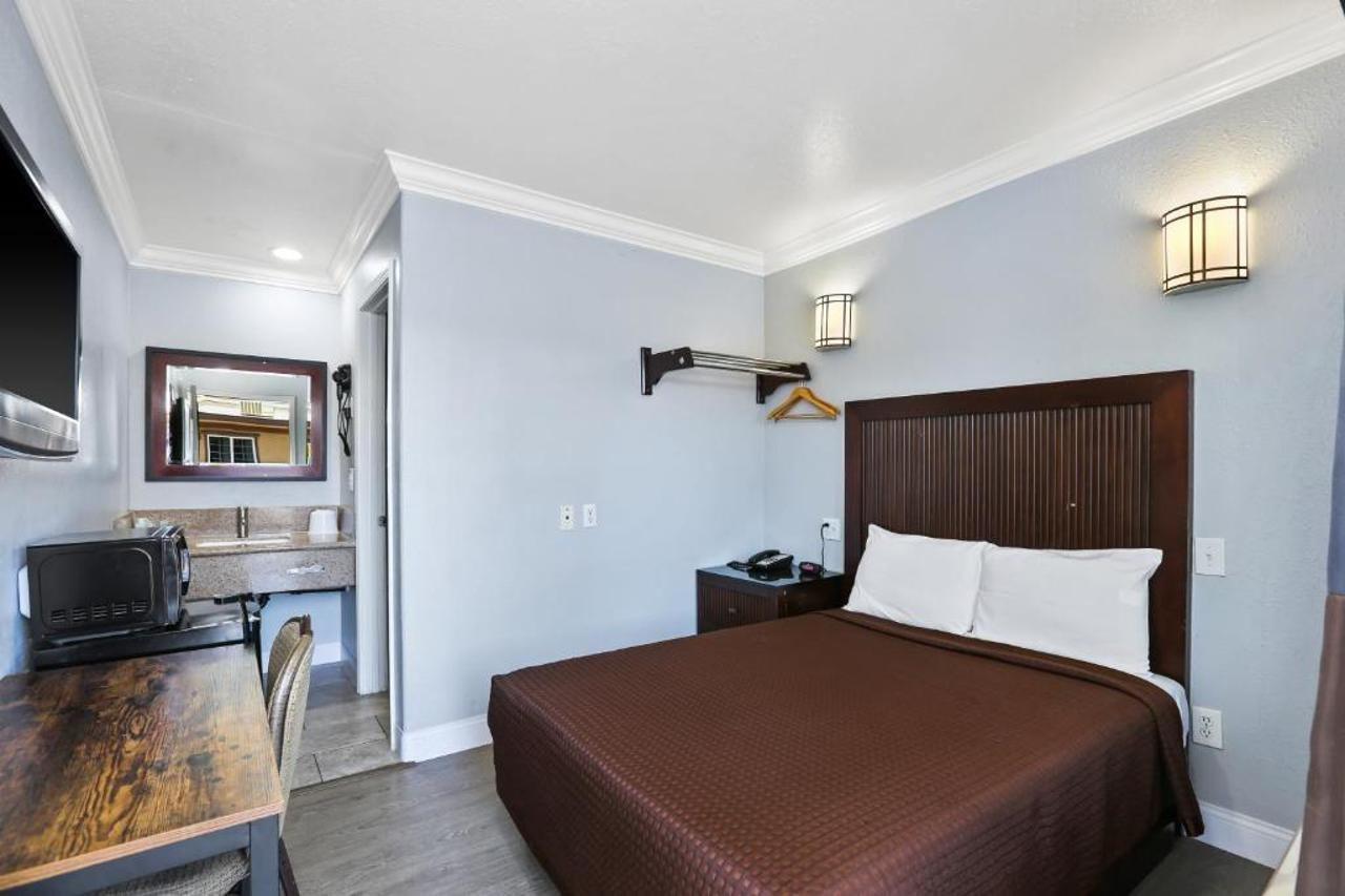 3rd Avenue 2* La Habra